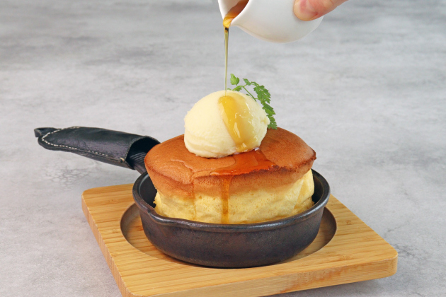 2層のスフレパンケーキ　シロップ
