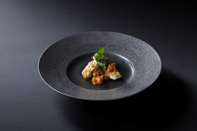 画像：ZK欧風料理 12月「鮮魚と鱈白子のポワレ サフラン風味の白菜と蟹のソース」